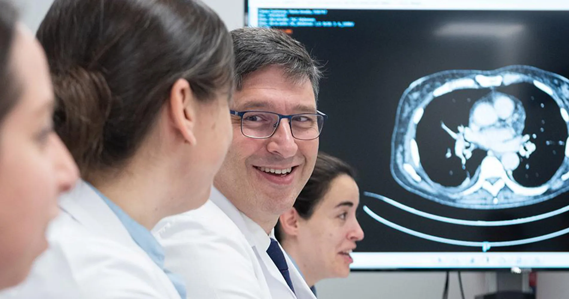 Reunión Oncología Médica. Clínica Universidad de Navarra Imagen del Dr. González y el equipo de profesionales de Oncología Médica. Clínica Universidad de Navarra