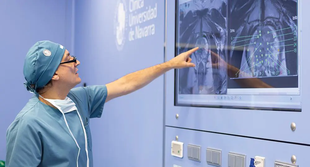 El Dr. Bernardino Miñana en el quirófano Imagen del Dr. Bernardino Miñana en el quirófano señalando una radiofrafía en el marco de la terapia focal.