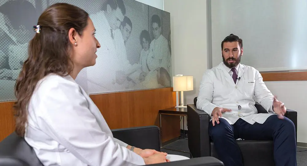 Foto de la Dra. Morales ye l Dr. Mendoza, residentes de la Clínica Foto de la Dra. Morales ye l Dr. Mendoza, residentes de la Clínica en la Sala VIP. Entrevista como ganadores de los premios de investigación RCUN.
