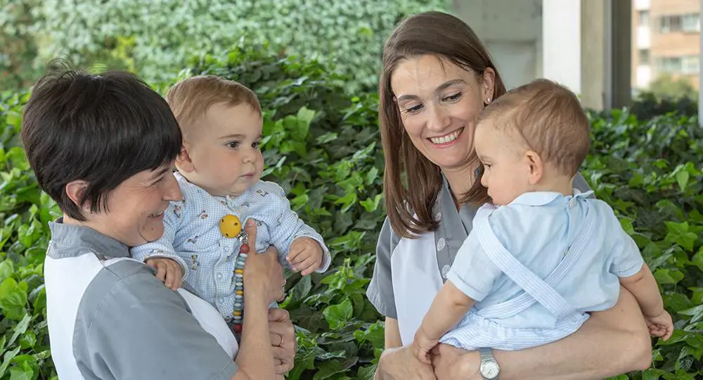 Uxue Arzoz y Elena Osácar, enfermeras de la CUN junto a sus hijos. Uxue Arzoz y Elena Osácar, enfermeras de la CUN junto a sus hijos.