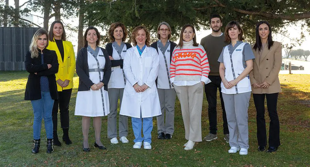 Foto de enfermeras y profesoras de la Facultad de Enfermería Foto de enfermeras y profesoras de la Facultad de Enfermería en los jardines de la explanada de Ciencias, que han puesto en marcha un curso de cuidado al paciente.
