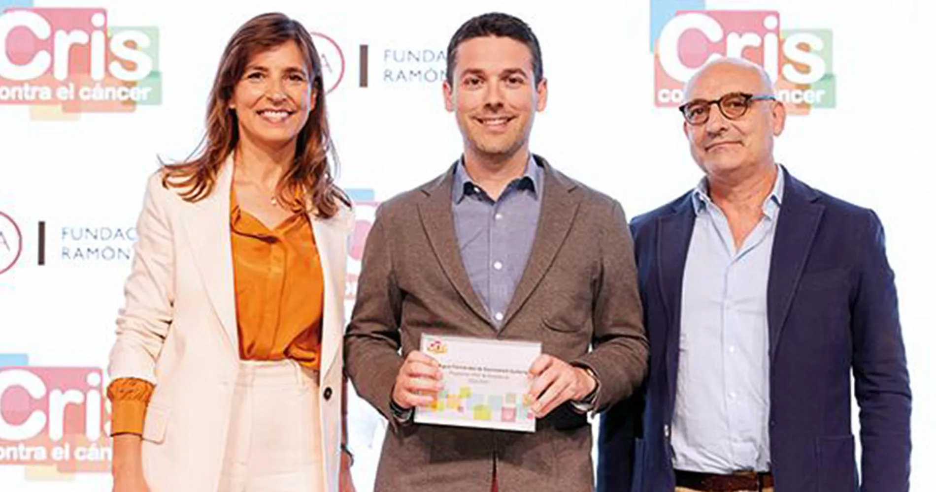Donación de fundación CRIS para la investigación en cáncer. CUN Imagen de la entrega del cheque al Dr. SanMammed para su investigación en cáncer. Fundación CRIS contra el cáncer