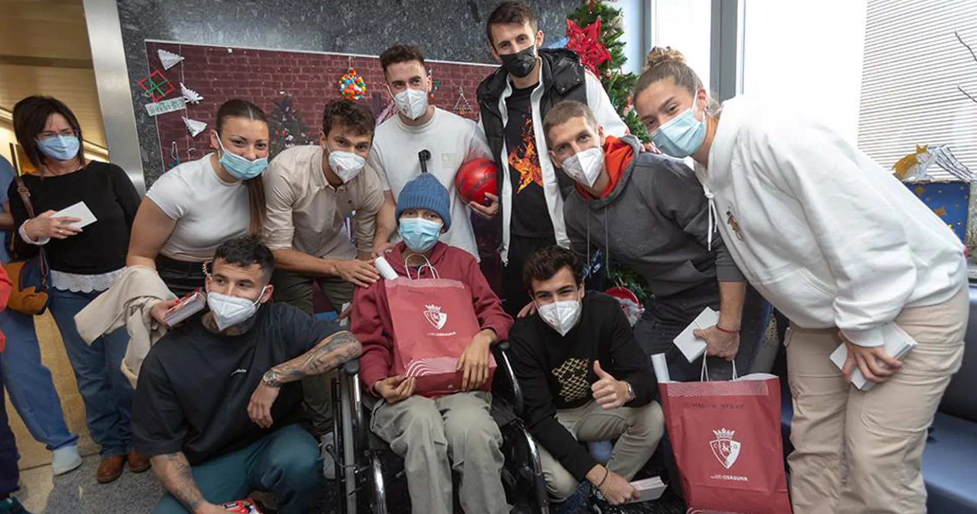 Visita Osasuna. Niños Hospitalizados. Clínica Universidad de Navarra Imagen de la visita de Osasuna a niños hospitalizados. Clínica Universidad de Navarra