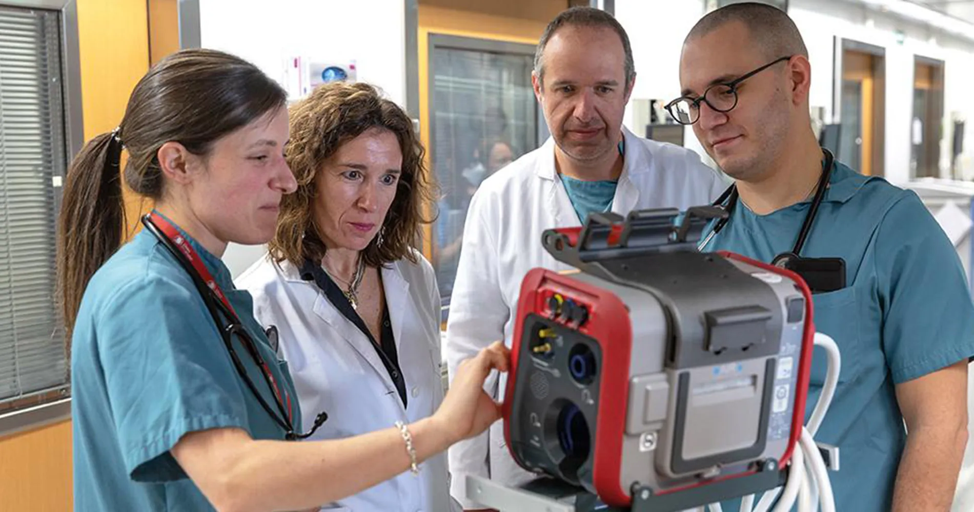 Atención a profesionales en planta. Clínica Universidad de Navarra Imagen de equipo de profesionales en planta de hospitalización.Clínica Universidad de Navarra