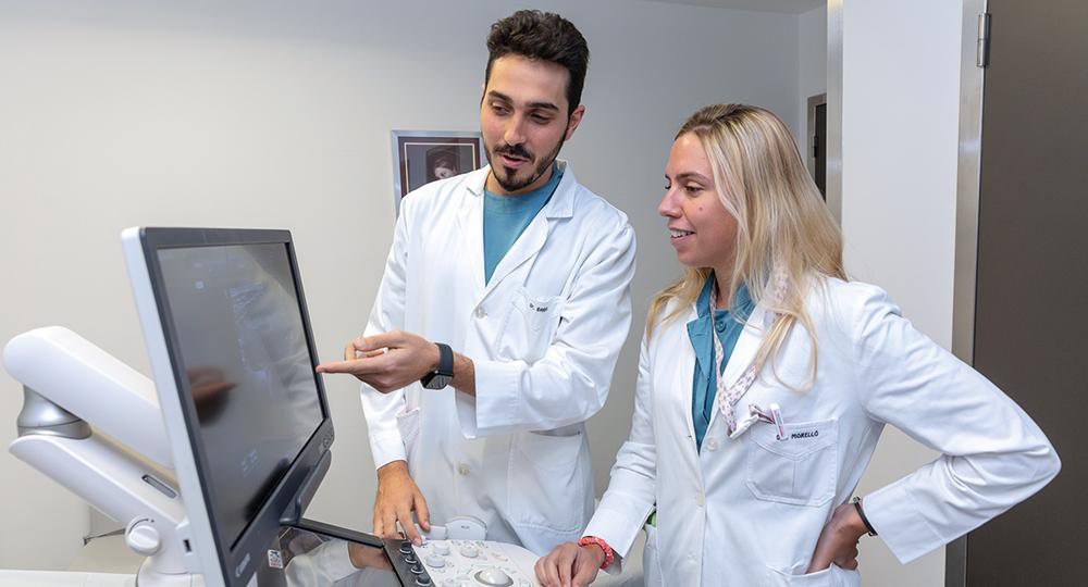 residents Doctors Miguel Barrio and Ana Morelló in one of the ultrasound rooms at the Clínica Universidad de Navarra.