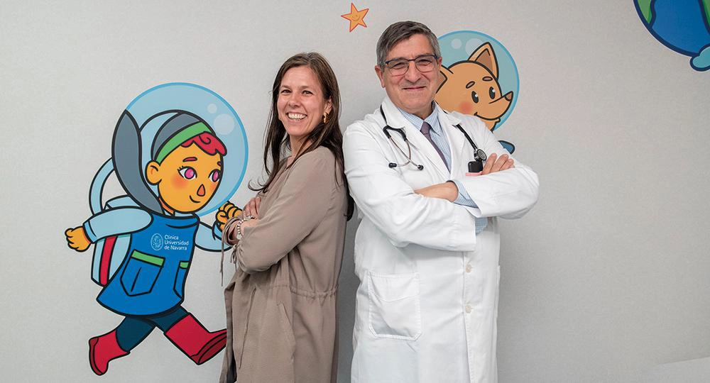 viaje-clinica-ojos-nino Carmen Ferrer-Bonsoms y el Dr. José Manuel Moreno, junto a uno de los vinilos de la zona de Pediatría.