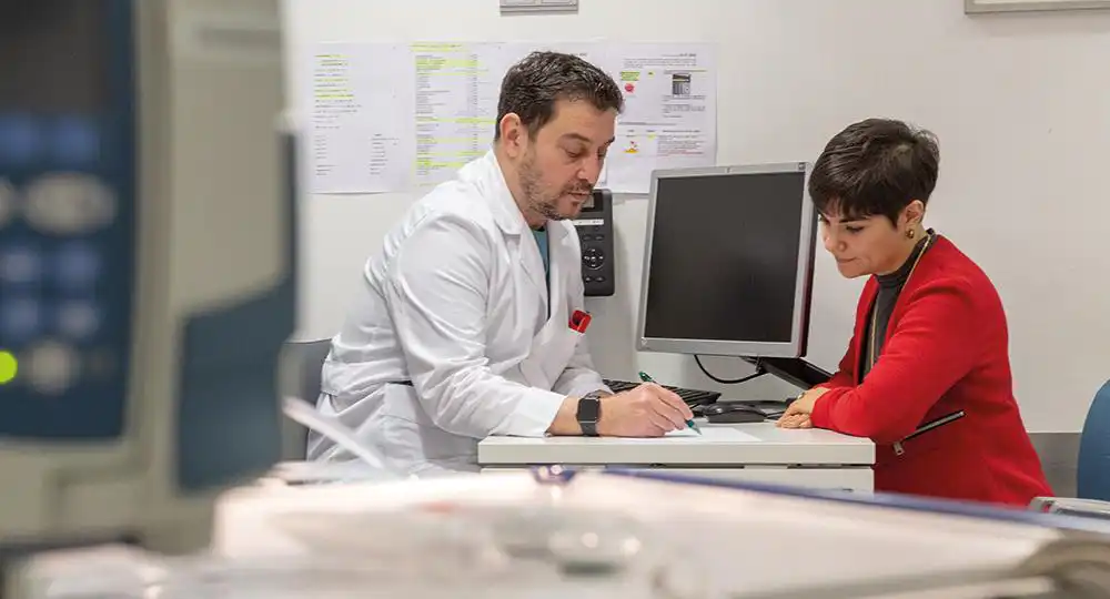 Atención al paciente. Servicio de Urgencias Imagen de atención al paciente en la que el Dr. José Javier Varo, director del Servicio de Urgencias de la Clínica Universidad de Navarra, atiende a una paciente en consulta.