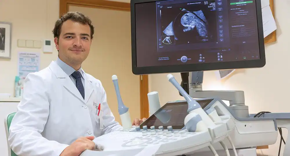 Javier Muerza, estudiante de Medicina. Universidad de Navarra Imagen de Javier Muerza, estudiante de Medicina en la Universidad de Navarra, durante un rotación en el Departamento de Ginecología de la Clínica Universidad de Navarra.