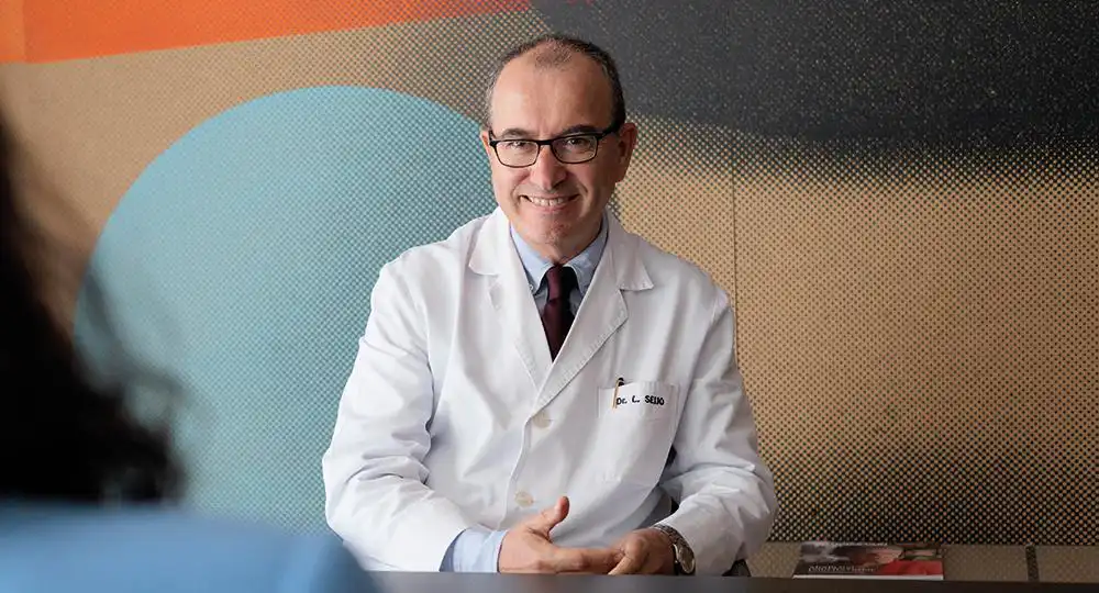Dr. Luis Seijo, director de Neumología de la Clínica Universidad de Navarra. Imagen del Dr. Luis Seijo, director del Departamento de Neumología de la Clínica Universidad de Navarra, durante una entrevista sobre los avances en cáncer de pulmón.