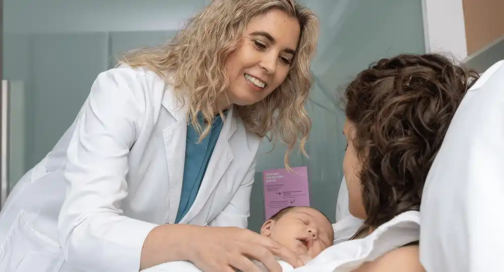Neonatología. Protocolo piel con piel Imagen de la Dra. Mónica Riaza, responsable de la UCI Pediátrica y Neonatal de la Clínica Universidad de Navarra, con una paciente y su bebé iniciando el protocolo piel con piel.