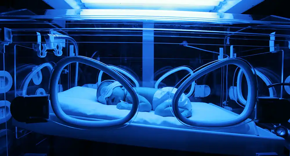 Estreno de la maternidad. Incubadora Imagen de un bebé nacido de forma prematura e ingresado en una incubadora de la Clínica Universidad de Navarra.