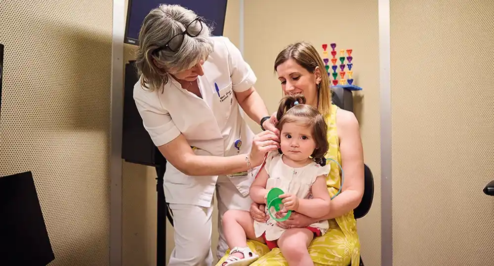 Imagen de Abril y su madre, pacientes de la Clínica Universidad de Navarra, durante una revisión de su hipoacusia. 