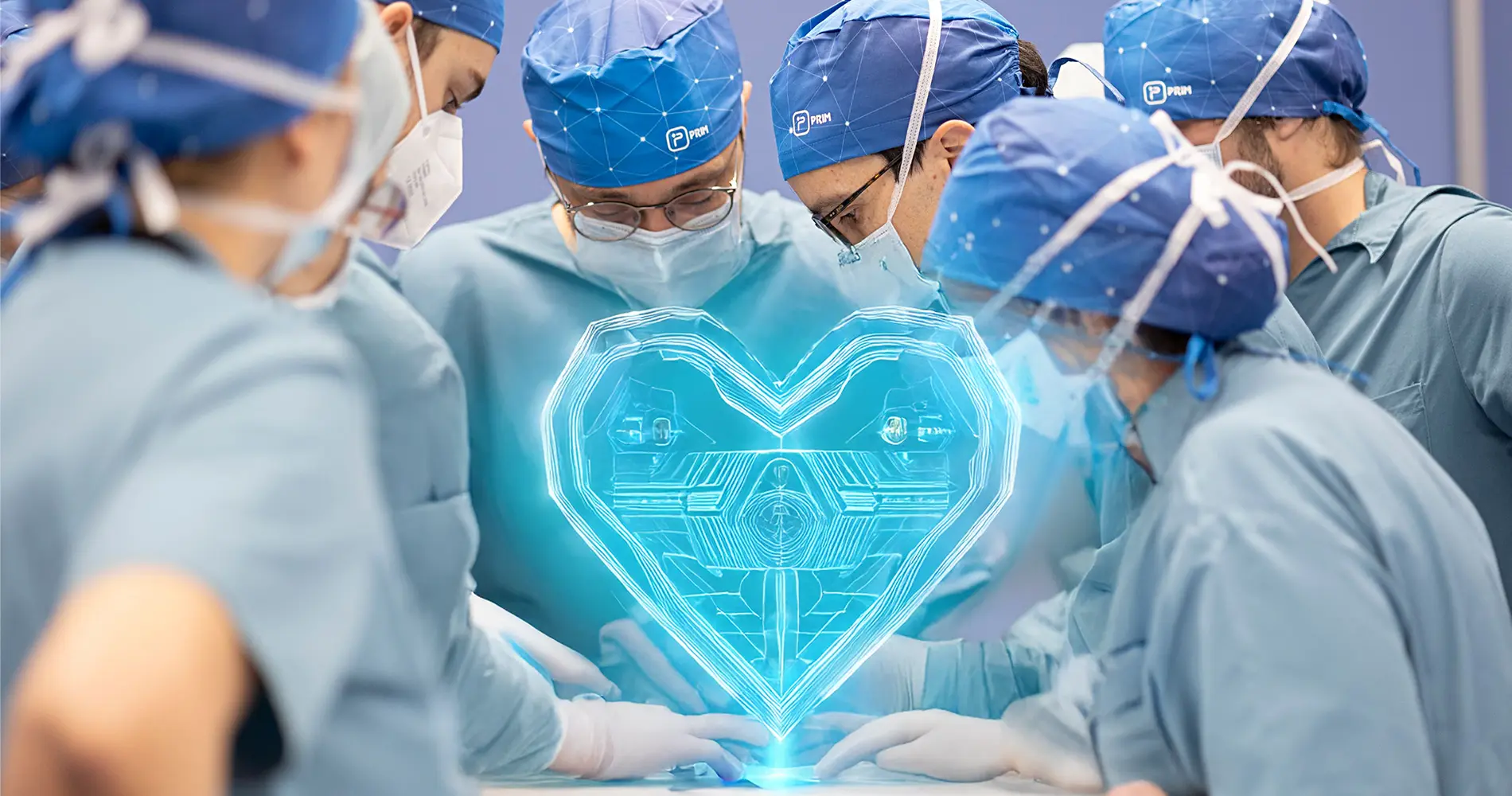 Quirófano con IA. Clínica Universidad de Navarra Imagen de seis cirujanos en un quirófano con la imagen de holograma de un corazón generada con IA. Clínica Universidad de Navarra.