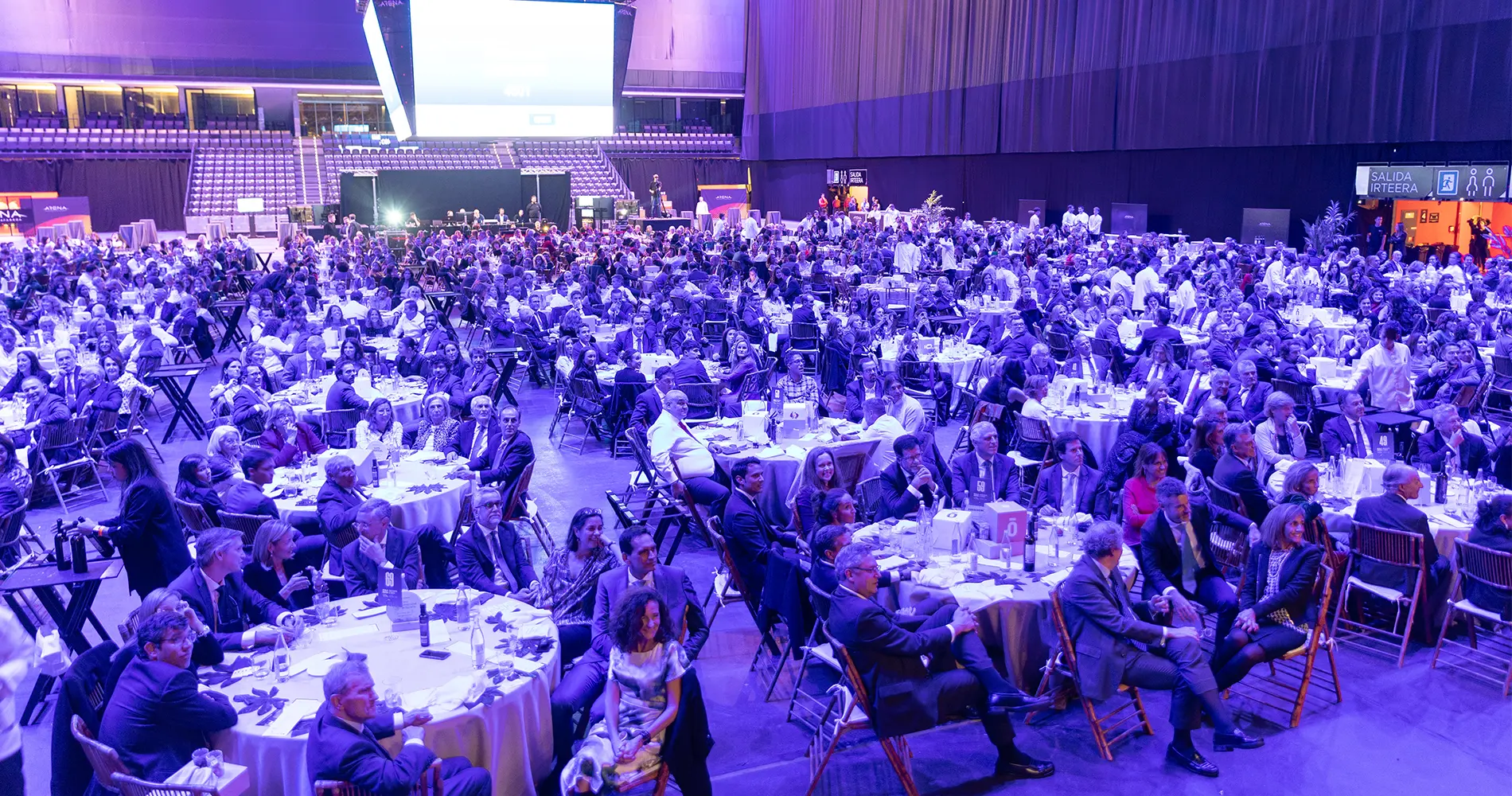 Gala Niños Contra el Cáncer 2024. Imagen de las mesas y los asistentes de la Gala de Niños Contra el Cáncer del año 2024. Clínica Universidad de Navarra.