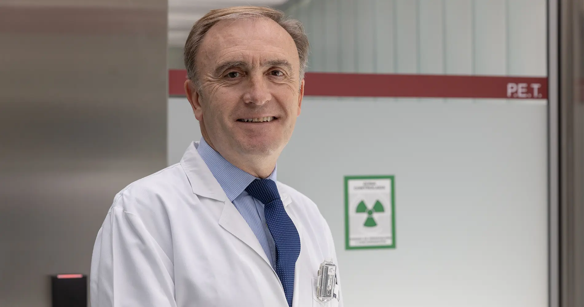 Retrato Dr. Javier Arbizu. Pasillo PET Imagen del Dr. Javier Arbizu en el pasillo del PET. Clínica Universidad de Navarra