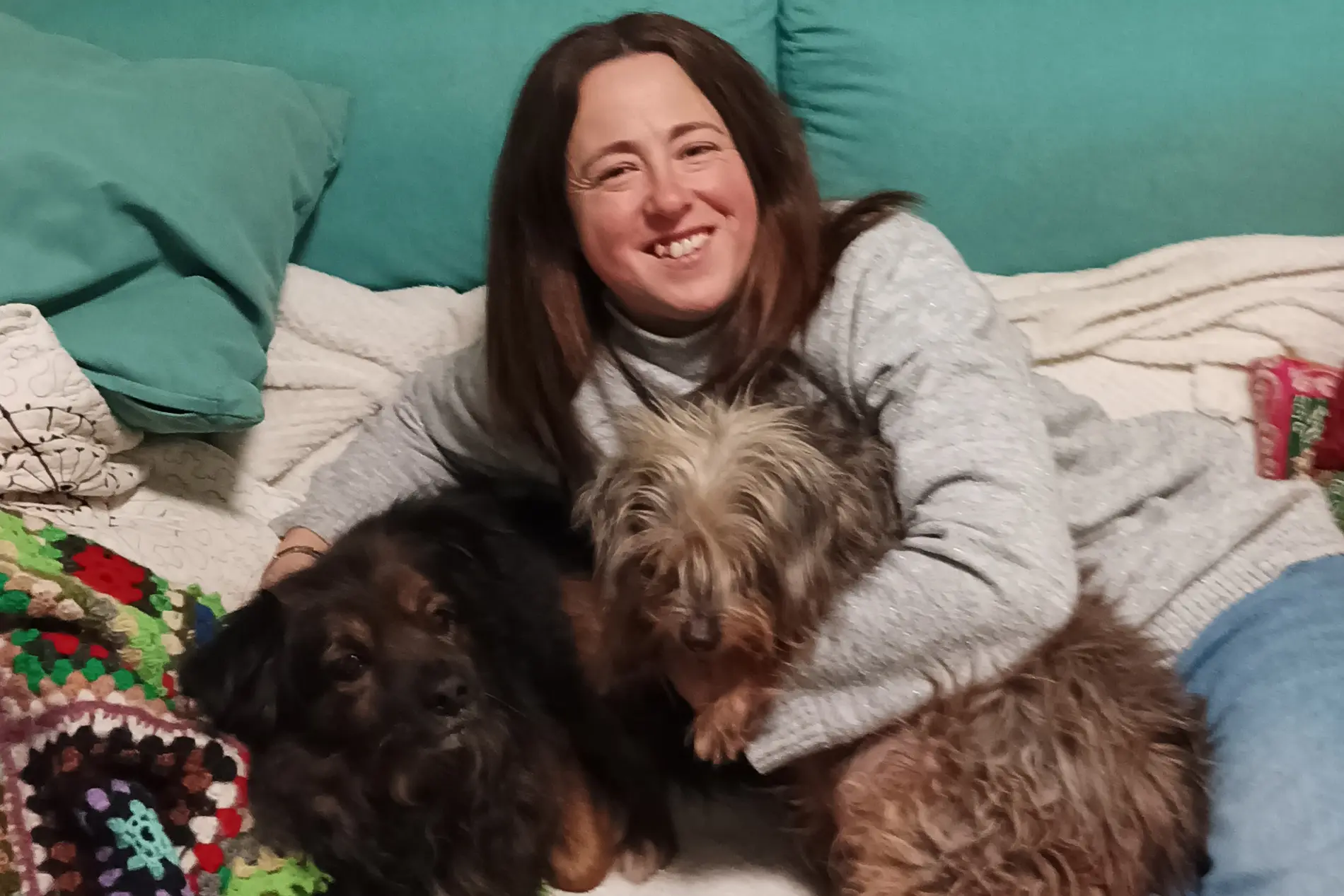 Judith Baigorri. Paciente trasplante renal. CUN Judith Baigorri en su casa con dos de sus perros.