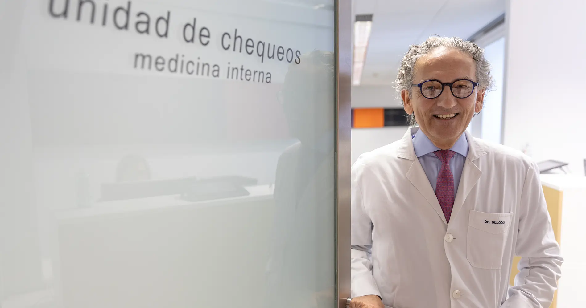 Dr. Óscar Beloqui. Unidad Chequeos Clínica Universidad de Navarra El Dr. Óscar Beloqui en la puerta de entrada de la Unidad de Chequeos de la Clínica Universidad de Navarra.