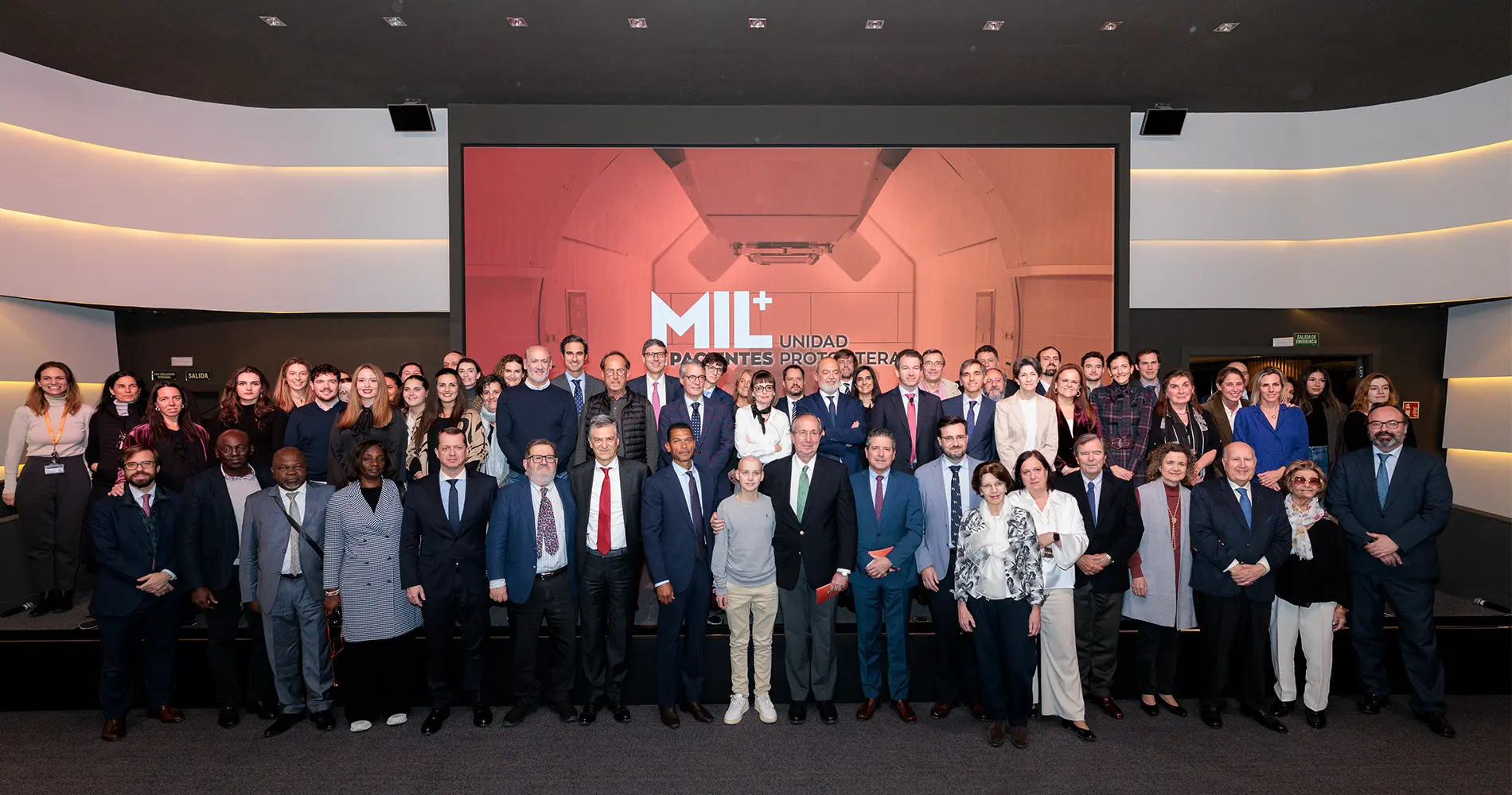 Foto de grupo en el evento del paciente MIL de la Unidad de Protonterapia de la Clínica Universidad de Navarra celebrado en la Fundación Ramón Areces de Madrid. 