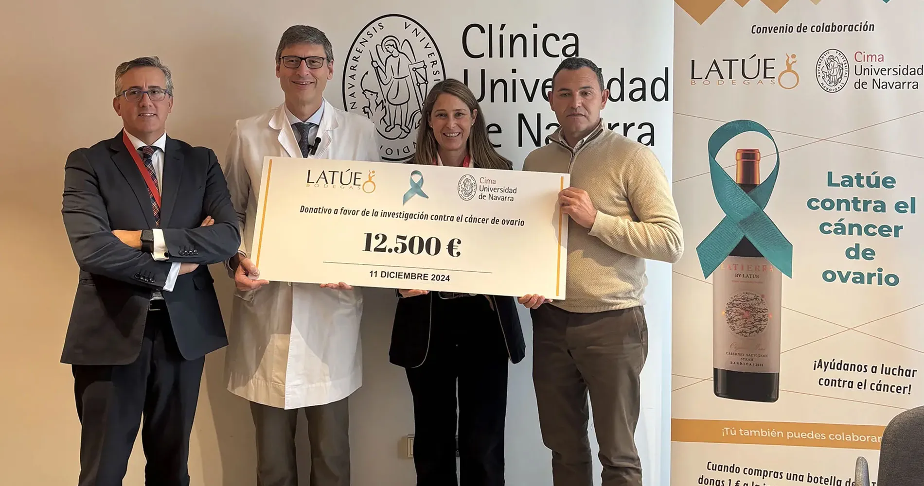 Grupo donación bodegas Latúe - Cima Miguel Vallinas, CUN 360; el Dr. Antonio González, director del CCUN; Belén Casasús, del Cima y Agustín Viana, actual presidente de Bodegas Latúe.