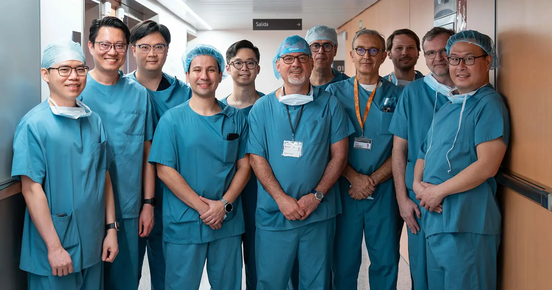 Grupo formación terapia focal próstata El Dr. Bernardino Miñana rodeado de urólogos de otros países en la sede de Madrid de la Clínica