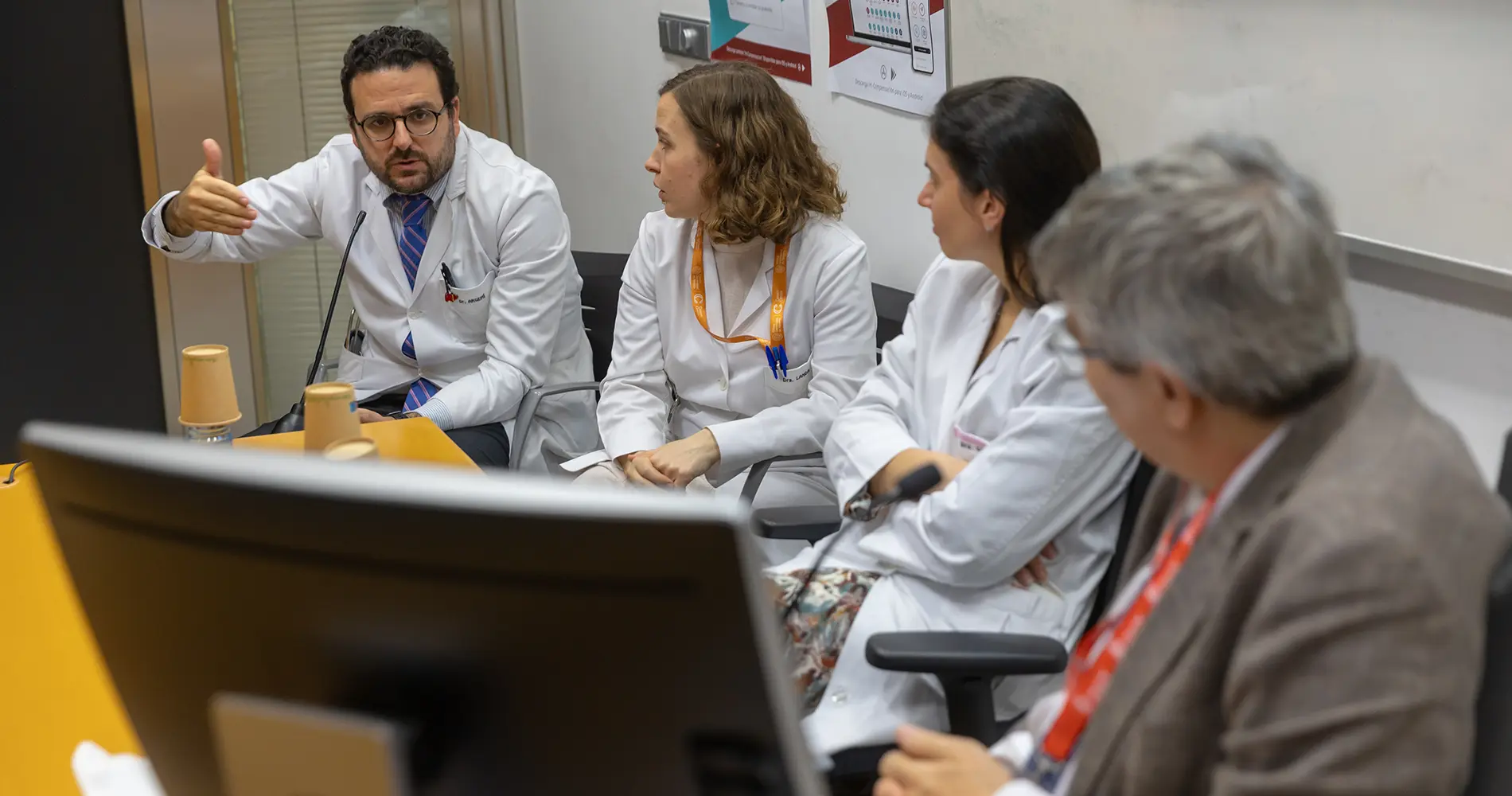 Jornadas orientación profesional Varios médicos de la Clínica hablando durante la jornada de orientación profesional para residentes que terminan la especialidad.