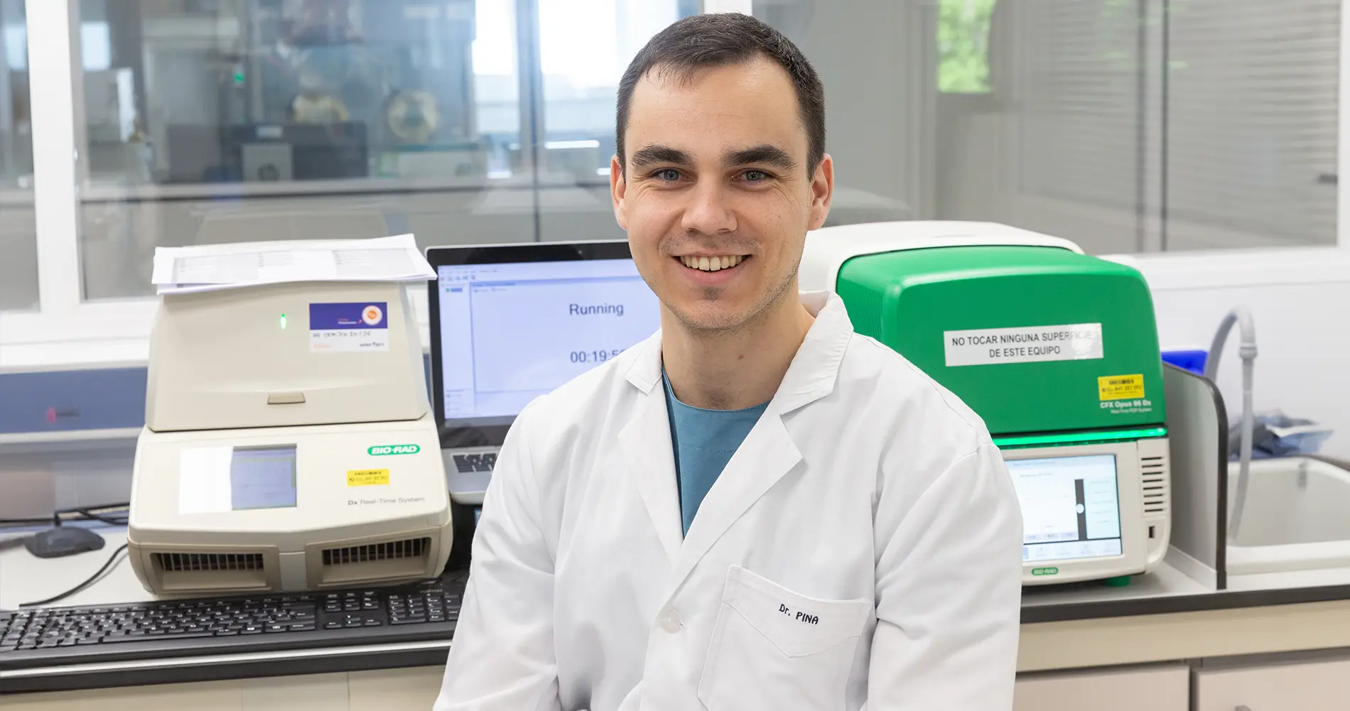 Manuel Pina. Laboratorio Microbiología. Cabecera Retrato del Dr. Manuel Pina en el Laboratorio de Microbiología de la Clínica Universidad de Navarra.